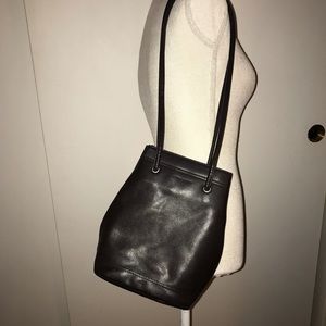 Nine West black shoulder black bag/Sac. 2 compartments Very good condition.